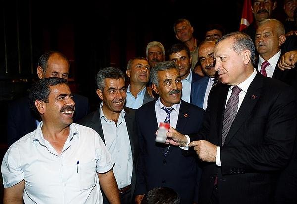 Recep Tayyip Erdoğan sigara karşıtlığını her fırsatta vurgulayan bir siyasi lider. Vatandaşın arasına karıştıkça paketlerini ceplerinden ellerinden alıp sigarayı bırakma sözü alıyor.