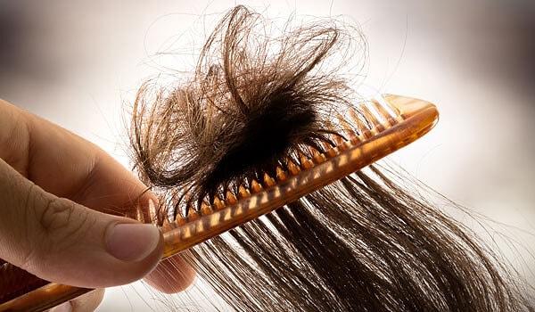 10. Son olarak saç konusunda tembel davranmak da dökülmeyi artırıyor.