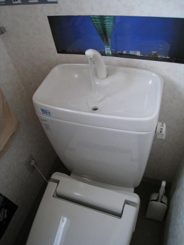 4. Japonya'da birçok lavabo su tasarrufu için klozetin deposunda bulunuyor.