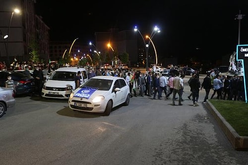 Bazıları Yine Yasaklardan Üstün: Korona Önlemlerini Hiçe Sayan Kalabalık Gruplar İsrail Protestosu Düzenledi