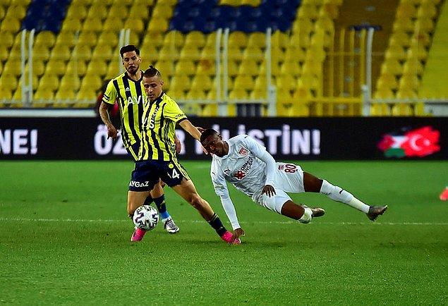 17 maçtır yenilmeyen Yiğidolar, Fenerbahçe'yi deplasmanda 1-2 yenerek Kanarya'nın şampiyonluk şansını azalttı.