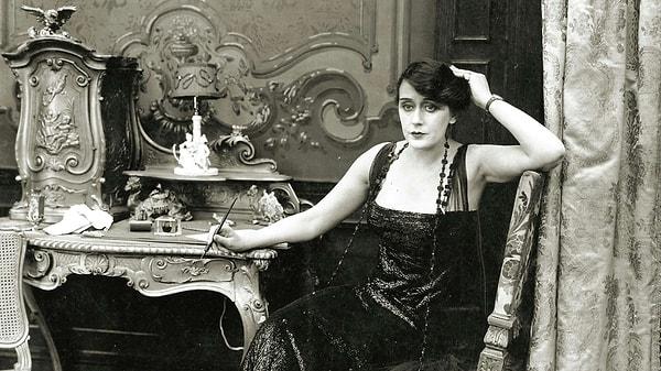 Alice, 1896'dan 1906 yılına kadar bilinen ilk kadın yönetmendir.