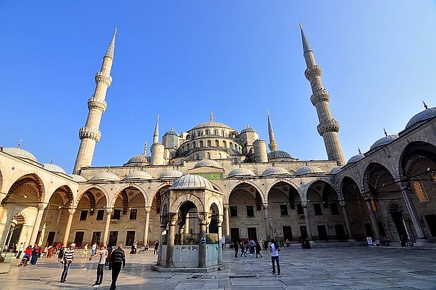 Bayram Namazı Camilerde Kılınacak Mı?
