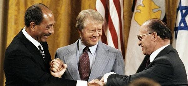1978 - İsrail ve Mısır Camp David Sözleşmesi’ni imzaladı. Bu anlaşmayla beraber ilk kez bir Arap ülkesi İsrail'i resmen tanımış oldu.