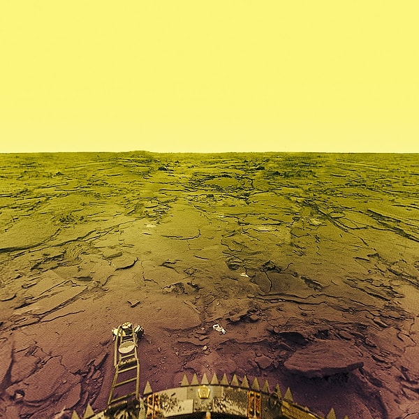 Dünya'dan yaklaşık 100 kat daha fazla olan bu basınca, 1982'de Venüs'e giden Venera 13, 125 dakika dayanabilir ve bize bu panaromik ve renkli fotoğrafı gönderir.
