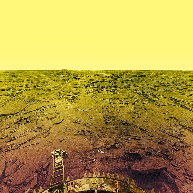 Dünya'dan yaklaşık 100 kat daha fazla olan bu basınca, 1982'de Venüs'e giden Venera 13, 125 dakika dayanabilir ve bize bu panaromik ve renkli fotoğrafı gönderir.