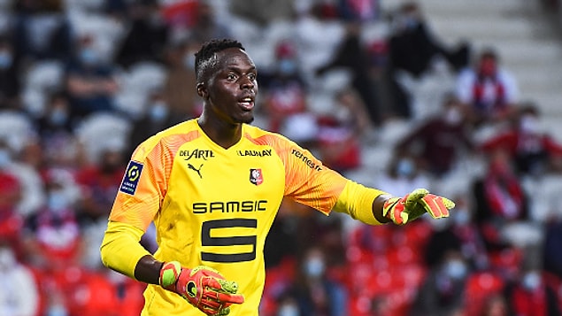 2019’da 27 yaşında ilk defa bonservis bedeli verilerek Rennes’e transfer oldu. Transferin bedeli 7,6 milyon euroydu.