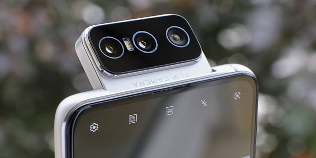 ZenFone 8 Flip alışık olmadığımız bir özellikle gelmiş. Ana kamera Sony IMX686 sensörlü, 64MP gücündeki arka kamerası dönebiliyor! Kamerası dönebildiği için ön tarafta kamera bulunmuyor.