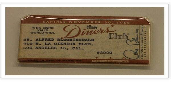 1950 Yılında ise modern ödeme kartını çıkartmışlar. Ancak bu tam olarak kredi kartı sayılmazmış çünkü kullanıcının kartı kullanabilmesi için her ay bakiyenin tamamını ödemesi gerekiyormuş.