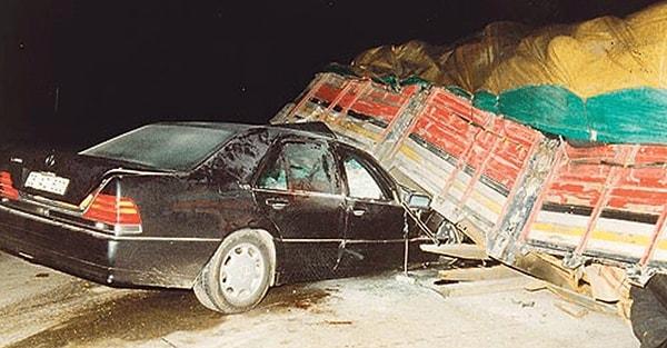 3 Kasım 1996 Pazar günü saat 19.15 sıralarında 06 AC 600 plakalı otomobil Balıkesir'in Susurluk ilçesinde bir kamyona çarpar.