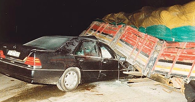 3 Kasım 1996 Pazar günü saat 19.15 sıralarında 06 AC 600 plakalı otomobil Balıkesir'in Susurluk ilçesinde bir kamyona çarpar.