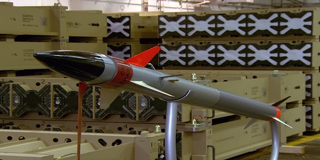 İsrail'de şu an 10 adet Demir Kubbe mevcutmuş. Sistemin geliştiricisi olan Rafael Advanced Defence Systems'a göre, tek bir batarya orta büyüklükteki bir şehri korumak için yeterliymiş. Buna rağmen uzmanlar tüm ülkenin korunması için 13 adet Demir Kubbe'ye ihtiyaç olduğunu hesaplamış.