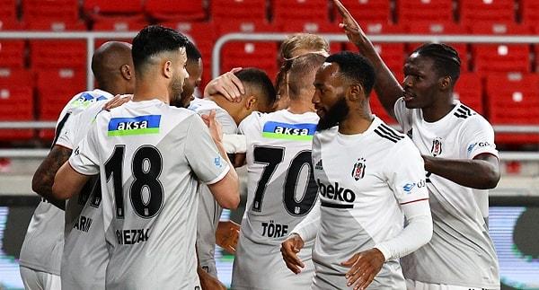 Süper Lig'in 42. ve son haftasına averajla lider giren Beşiktaş, deplasmanda Göztepe'yi 2-1 yenerek 2020-2021 sezonunun şampiyonu oldu.