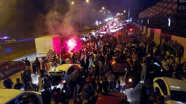 Çanakkale'deki Beşiktaş taraftarları, takımlarının şampiyonluğunu, sokağa çıkma kısıtlamasına rağmen araç konvoyuyla kutladı.