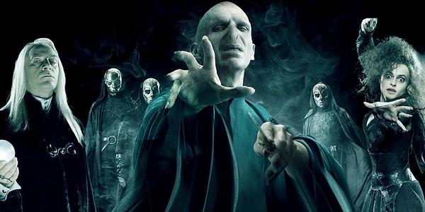 Severus'un da dahil olmak istediği bu kara sanatlara düşkün topluluk Ölüm Yiyenler olarak biliniyordu. Kara büyüleriyle ve zalimlikleriyle meşhur bu gruptakiler, Lord Voldemort'un en büyük destekçileriydi.