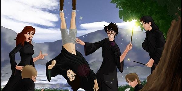 Okuldaki 5. yıllarının sonunda James, Severus'u hazırlıksız yakalar. James, arkadaşları ile birlikte deyim yerindeyse Severus'u rezil eder.