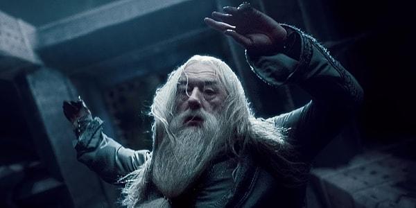 Dumbledore iyileştirilemez şekilde bir lanete maruz kalır. Bir yıl içinde bu lanet tarafından öldürüleceğini bilen Dumbledore, kendisini öldürme görevi verilen Draco Malfoy'u kurtarmak adına, kendisini Severus'un öldürmesini ondan ister.