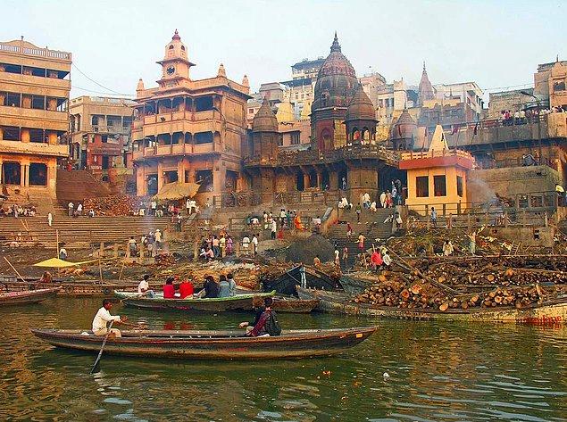 Hindistan'ın 20 binden fazla tapınağa ev sahipliği yapan Varanasi kentinde yer aldığı için sayısız tören ve ritüele mekan olan Ganj Nehrinde yapılan en ünlü tören kesinlikle ölü yakma töreni.