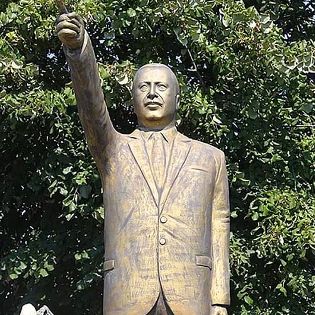 7. Beğenilmeyip kaldırılan Erdoğan heykeli.