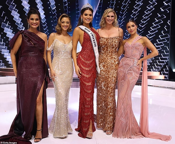 «Для меня большая честь быть отобранной среди 73 других удивительных женщин, с которыми я выступила сегодня вечером», - заявила Меза в пресс-релизе Организации «Мисс Вселенная».