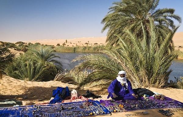 10. Tuareg halkı, bir çocuk doğduğu zaman hala ruhlar dünyasıyla çok güçlü bir bağı olduğuna inanır...