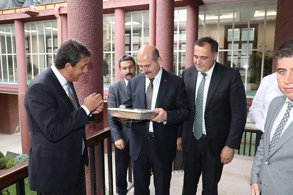 Söz konusu şirketin sahibi olan Remzi Öntaş, AKP’li Nallıhan Belediye Başkanı İsmail Öntaş’ın yeğeni. Bakan Soylu, 2019’daki belediye başkanlığı seçimleri öncesi Nallıhan’da, Başkan Öntaş’ın seçim bürosunun açılışına katılmış.
