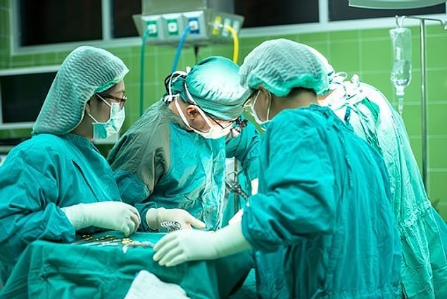 2. Ameliyat anında vücudunuzdan çıkarılan organlar tekrar yerleştirilirken birebir aynı pozisyona konmak zorunda değildir. Vücudumuz bu işlemi ameliyattan sonra kendisi de yapabilir.
