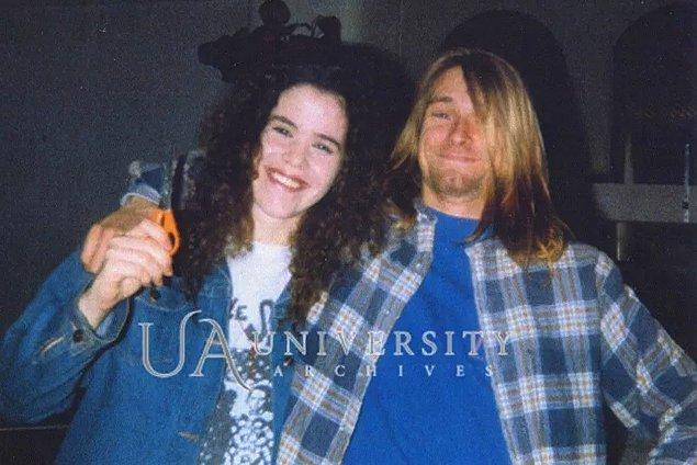 Saç tellerinin satın alan kişiye ayrıca, Cobain'in elinde makas tutan Tessa Osbourne ile görüldüğü iki fotoğraf da verildi.