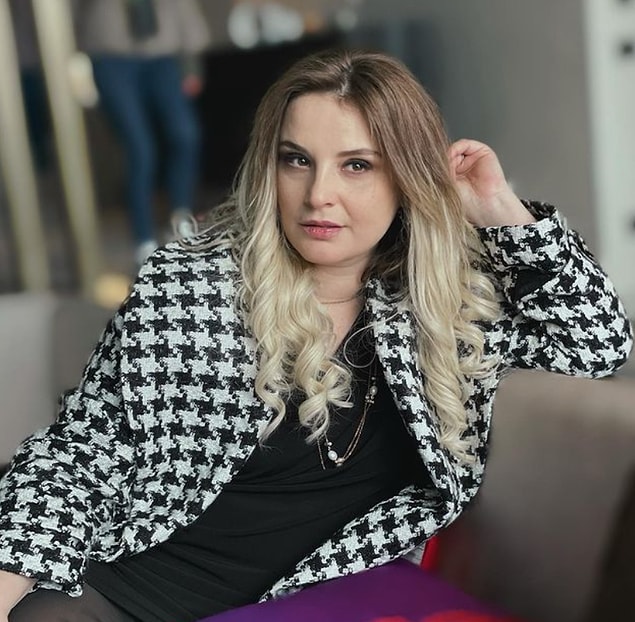 Gözde hanım aslında tiyatro çıkışlı bir oyuncu. Kendisi aynı zamanda bir senaryo yazarı.
