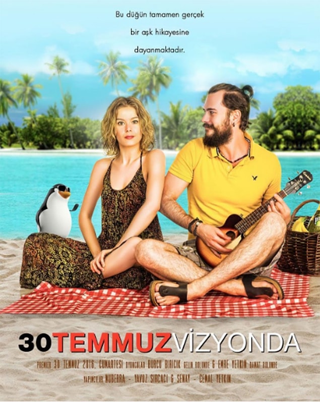Bu kadar sempatik bir çiftten düğün davetiyelerinin resmi olmasını bekleyemezdik tabii! En sevdikleri film olan "50 İlk Öpücük"ten esinlenerek tasarlanan düğün davetiyesi en az kendileri kadar sevimli.