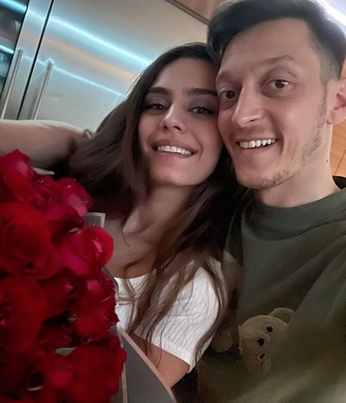 Vakit Hakikaten Nakitmiş! Mesut Özil ve Eşi Amine Gülşe'nin 10 Milyon TL'lik Saatleri Olay Oldu