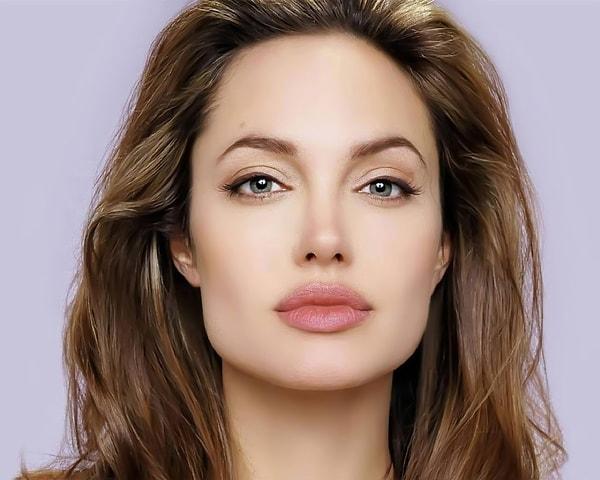 Büyüleyici güzelliği ve muazzam oyunculuk kabiliyetiyle aranızda Angelina Jolie'yi tanımayan yoktur.