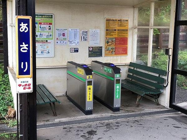 15. "Japon tren istasyonlarında 9 3/4 peronu için turnikeler bulunmaktadır."