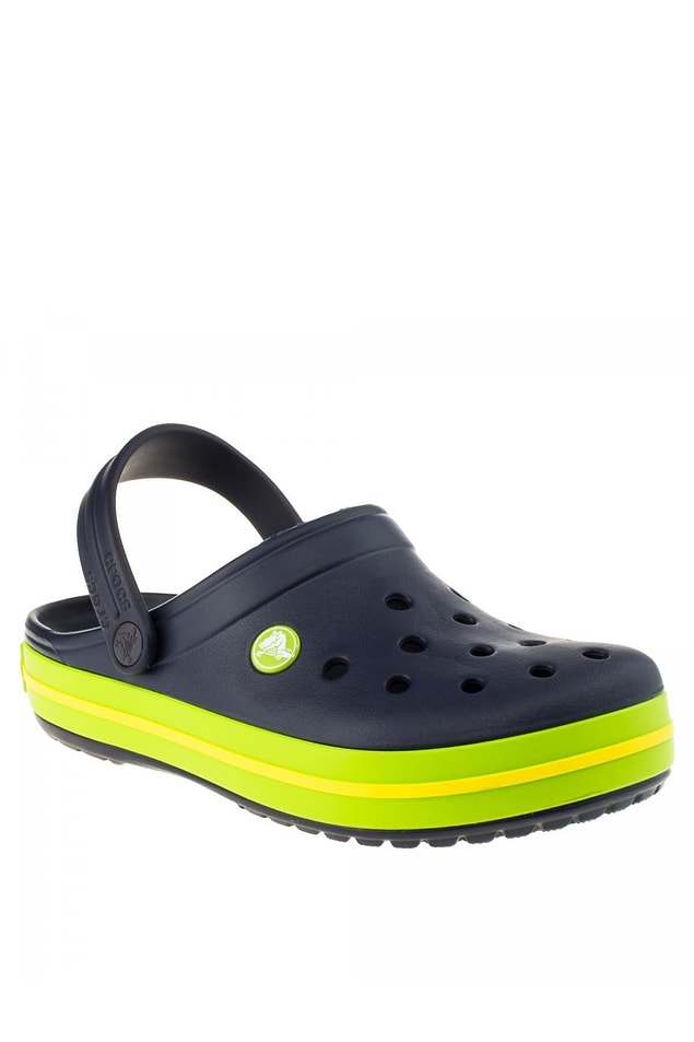 1. Yaz aylarının vazgeçilmezi: Crocs terlikler...