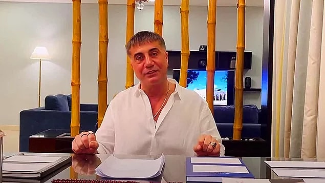 "Peki, Mehmet Ağar bunun neresinde? Mehmet Ağar da bu senkronizenin tam ortasında. Erkam Yıldırım Süleyman Soylu dostluğuna bakın. Erkam Yıldırım'ın Süleyman Soylu'nun çevresinde bu konularla ilgili dostluğuna bakın."