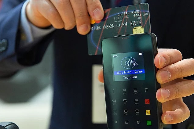 Blockchain ağlarıyla akıllı sözleşmelerin etkileyeceği sektörlerin başında bankacılık, sağlık, tedarik zinciri yönetimi, e-ticaret gibi alanlar geliyor.