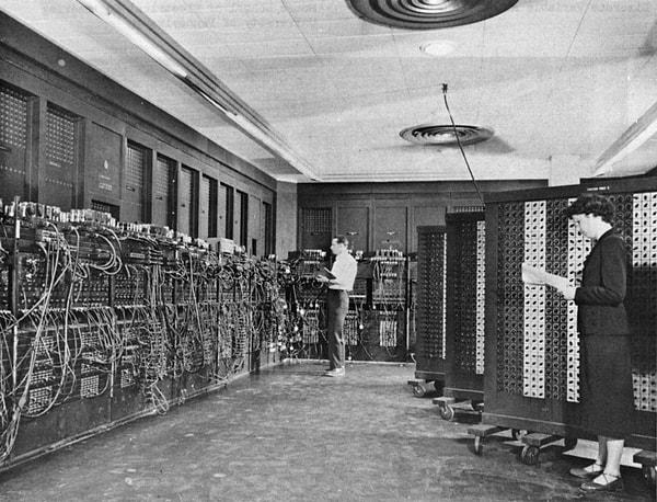 2. İkinci Dünya Savaşı'nda mühendisler tarafından inşa edilen ENİAC isimli bilgisayar 27 ton ağırlındaydı ve 1822 m2'lik alan kaplıyordu.