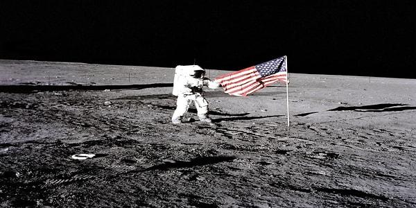 11. Medyada ve filmlerde Amerikan bayrağı Ay yüzeyinde yere dikilmiş vaziyette gösterilir. Ancak şu an bayrak ayakta değil yerdedir. Astronotları taşıyan gemi kalkış yaparken bayrağı devirmiş.