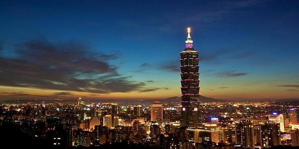 18. Bir zamanlar dünyanın en yüksek binası olan Taipei 101, dünyanın en büyük güneş saati unvanına sahip. Binanın gölgesi, günün saatini gösteren dairesel bir hareket çizer.