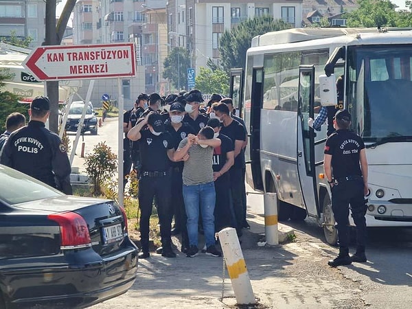 Çetenin bugüne kadar yaklaşık 3 milyon liralık dolandırıcılık yaptığı belirlendi.