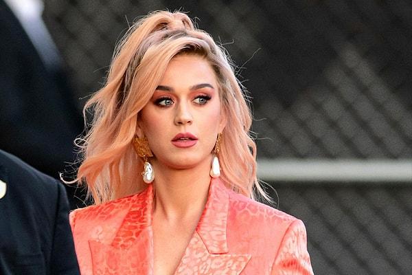 Yeni şarkısı "Woman's World"ün reklamı için ilginç bir yöntem kullanan Katy Perry'nin 60 metrelik elbise kuyruğunda yazılı şarkı sözleri fena dillere düştü.