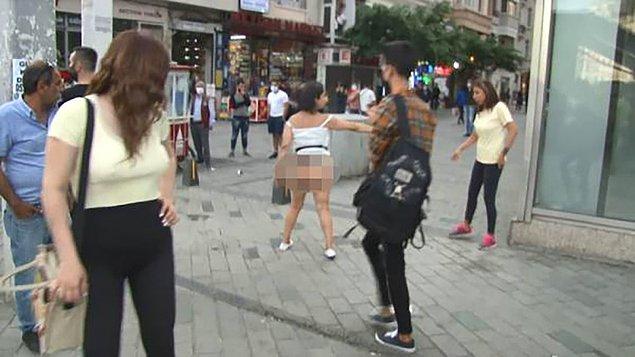 Taksim Meydanı'nda 20 Mayıs Perşembe günü yaşanan olayda; Faslı 2 kadın turist, erkek arkadaş meselesinden tartışmaya başladı.