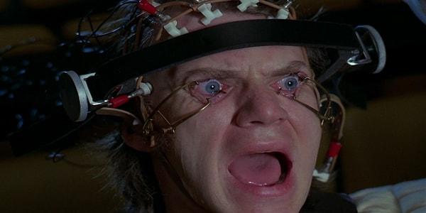 12. A Clockwork Orange filminde, Malcom McDowell'ın yüzüne taktığı aparat gözündeki korneanın çizilmesine sebep olarak kendisine bir süreliğine görme yetisini kaybettirmiş.