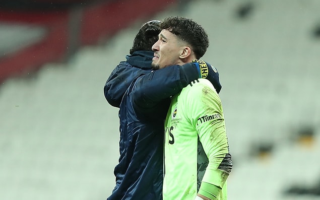 Kaleci: Altay Bayındır