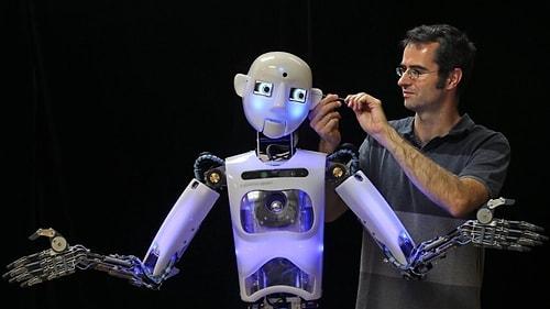 Hayatımıza Giriyorlar: 'Robotlarla Evlenenler Var, Gelecekte Ölü Yıkayan, Defneden Robotları Konuşabiliriz'