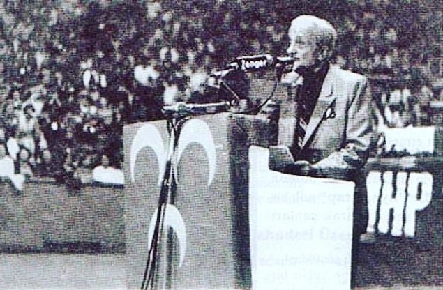 Sonraları ise MHP'ye yanaşır Kısakürek... Yani anlayacağınız önce Atatürkçü sonra Menderesçi en son da Ülkücü olur.