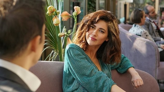 Yasak Elma dizisinde Şahika Ekinci olarak kariyerini iyice yukarı çekti. Dizinin yönetmen yardımcıyla tartışması ve rol arkadaşı Eda Ece ile gerilmesi de yine kendisiyle ilgili gündemlerden.