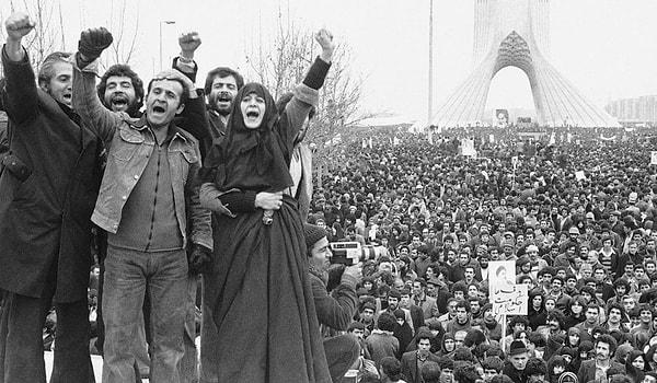 Tarihini bilmeyenler için söyleyelim, İran İslam devrimi 1979 yılında gerçekleşti. Yani öyle sanıldığı gibi çoook da eski bir tarih değil.