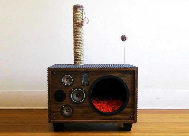 Eski hoparlör ve radyodan kedi evi