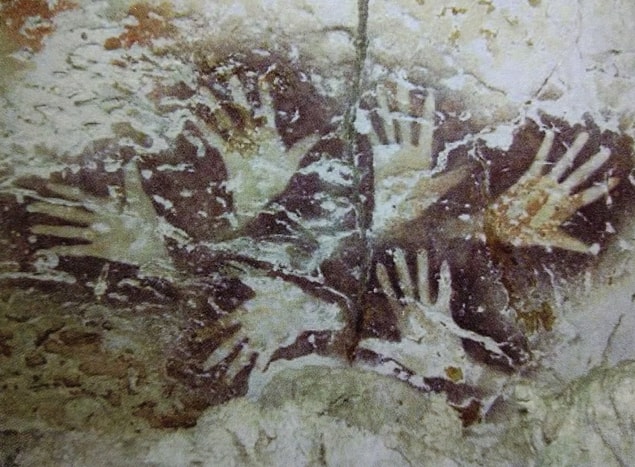12. İklim değişikliğinin getirdiği hava koşulları nedeniyle dünyanın en eski sanat eseri olan 40 bin yıllık mağara resmi yok olmaktadır.